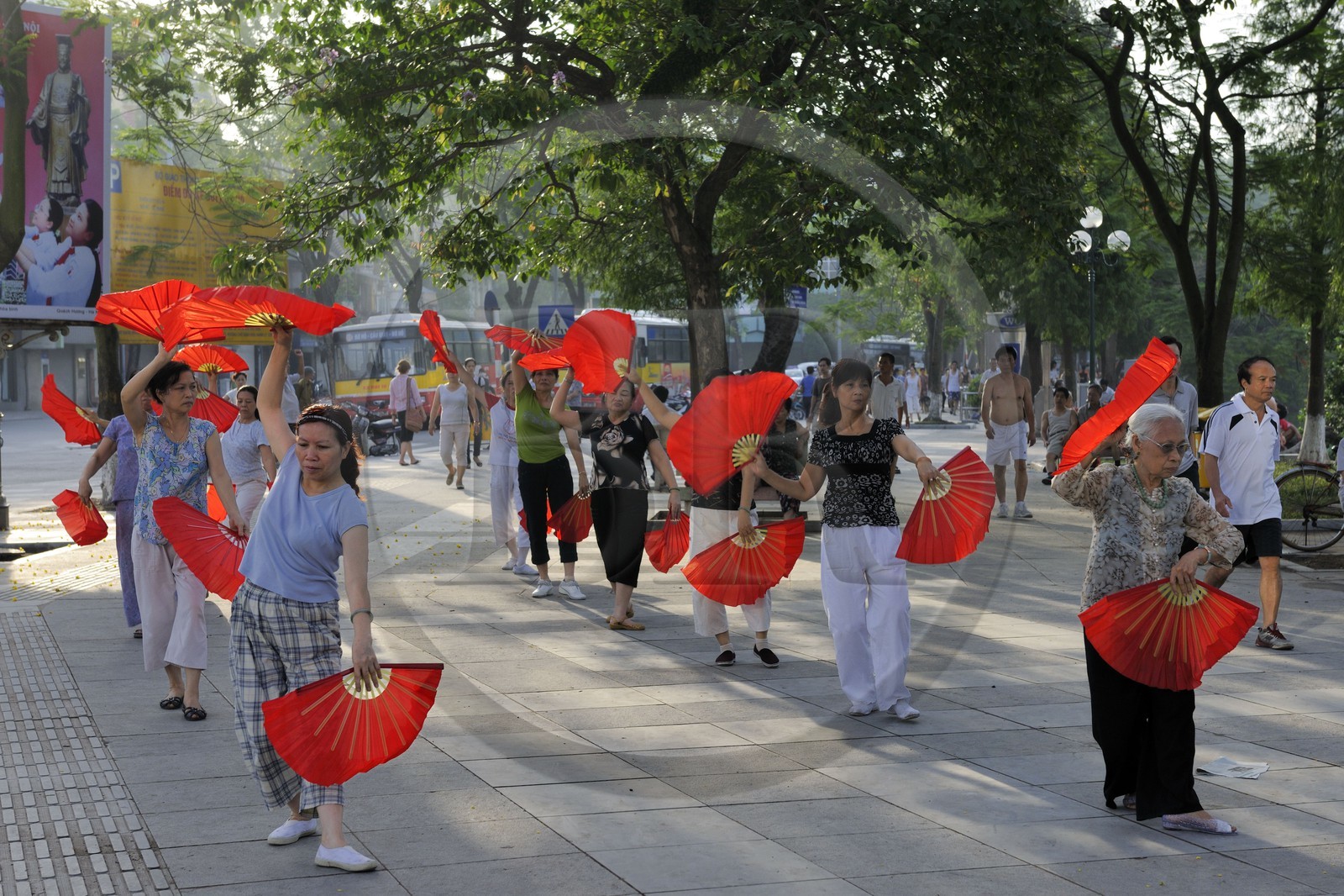 Vietnam, Hanoï, vieille ville, lac Hoan Kiem appelé le petit lac ou lac de l'épée restituée, femmes pratiquant le Tai chi
