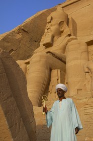 Egypte,  Lac Nasser, Abou Simbel, le gardien devant le Grand Temple de Ramses II