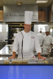 France, Rhône (69), Lyon, quartier de Vaise, brasserie L'Ouest de Paul Bocuse, le chef Cédric Boutrou