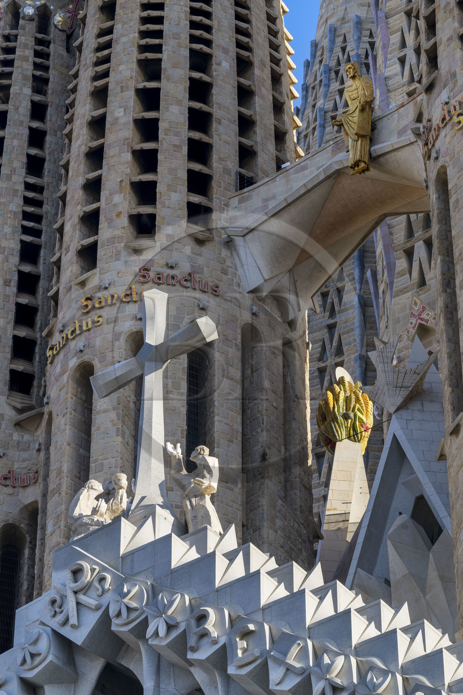 Espagne, Catalogne, Barcelone, quartier de l'Eixample, basilique de la Sagrada Familia de l'architecte du modernisme catalan Antoni Gaudi classée Patrimoine Mondial de l'UNESCO, la façade de la passion, la Croix Glorieuse sous la sculpture en bronze de l'ascension du Christ