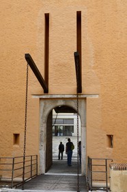 France, Haute-Corse (2B), Bastia, la Citadelle quartier de Terra-Nova, l'ancien palais des gouverneurs génois qui héberge le Musée d'Histoire de Bastia, entrée principale par l'ancien pont-levis sur la place du Donjon