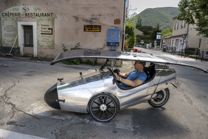 France, Drôme (26), parc naturel régional des Baronnies provençales, Montbrun-les-Bains, labellisé Les Plus Beaux Villages de France, vélo solaire 3 roues