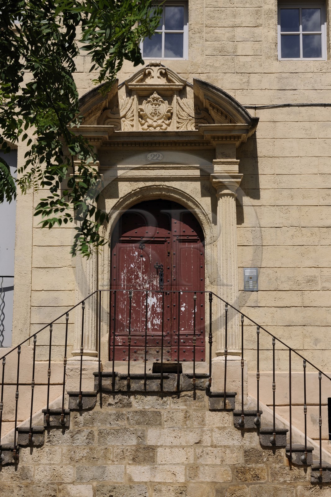 France, Hérault (34), Pézenas, Hôtel de Bezons 17éme siècle cours Jean Jaures, porte à colonnes avec entablement et fronton coupé