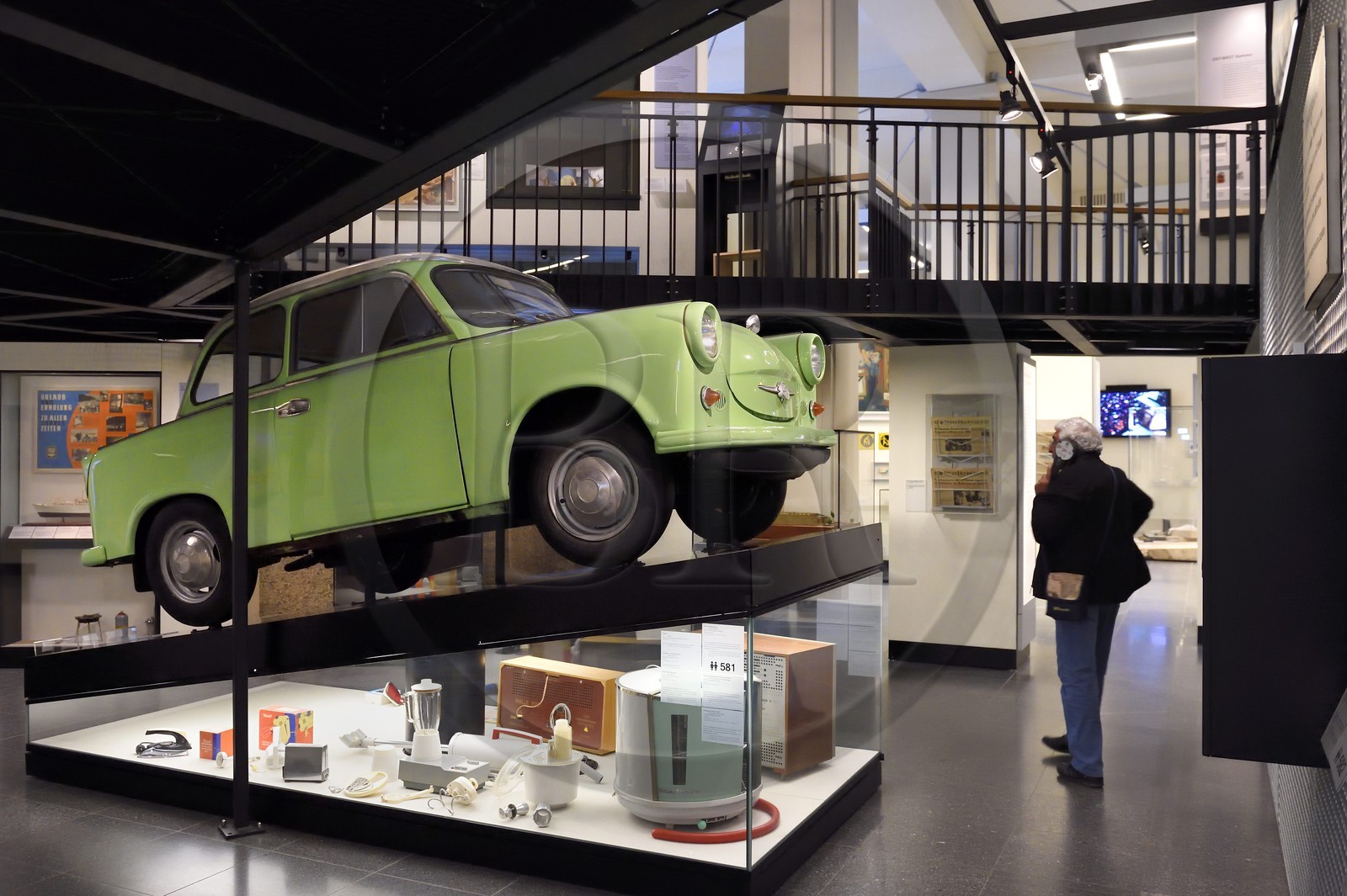 Allemagne, Berlin, le Deutsches Historisches Museum (musée de l’histoire allemande), section de l'Allemagne divisée et de la réunification, une voiture Trabant de la RDA