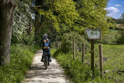 France, Vendée (85), Saint-Laurent-sur-Sèvre, randonnée cycliste sur la piste de la véloroute Vendée Vélo Tour, panneau de la Vendée Vélo