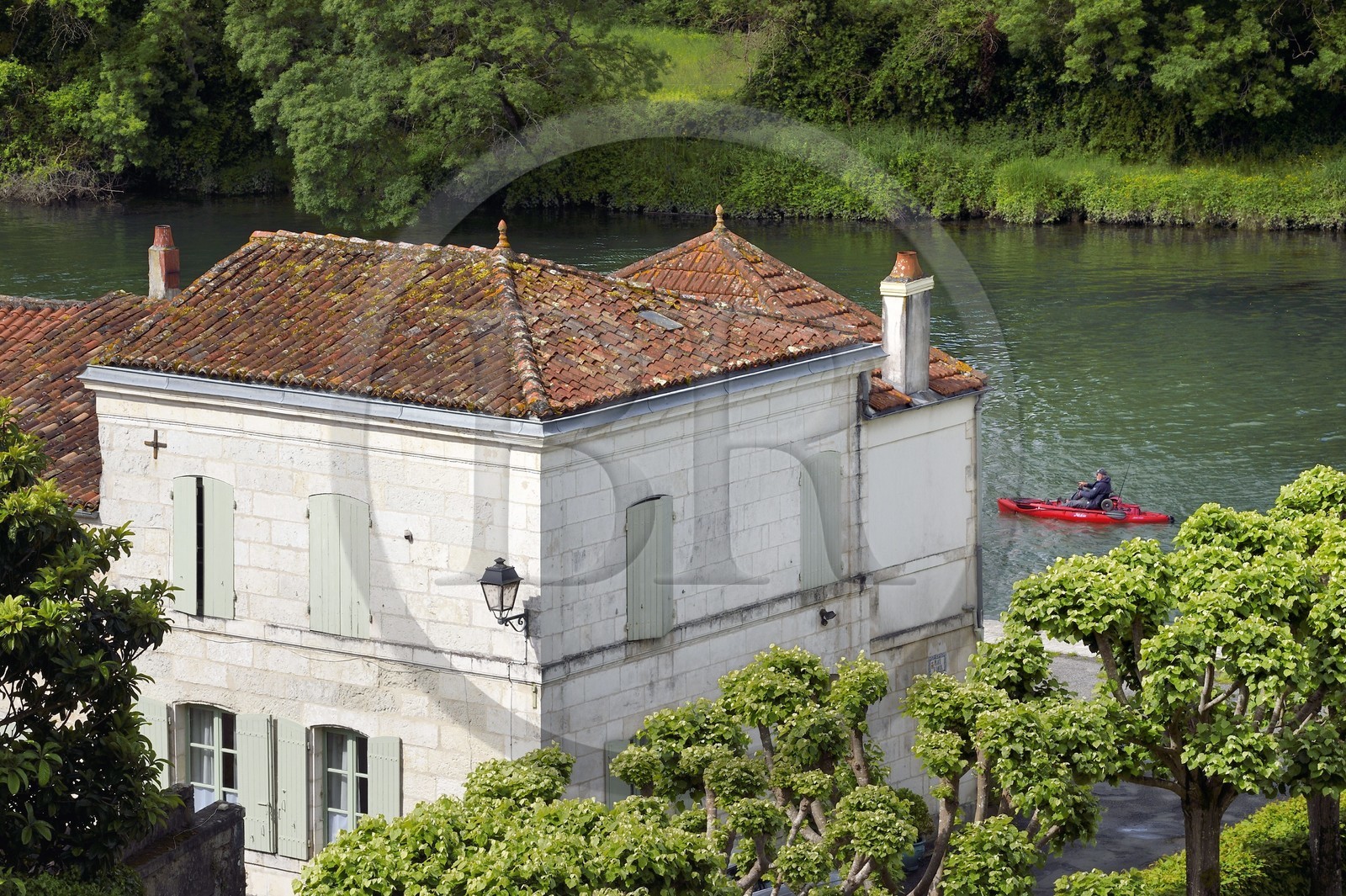 France, Charente-Maritime (17), Saintonge, Taillebourg, maison du village au bord de la Charente vu depuis les terrasses du chateau, kayak de pêche