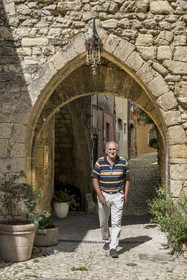 France, Drôme (26), parc naturel régional des Baronnies provençales, Montbrun-les-Bains, labellisé Les Plus Beaux Villages de France, ancienne porte des remparts à l'entrée du village médiéval place du Beffroi, Gérard Chappon, maire adjoint de la commune et historien amateur