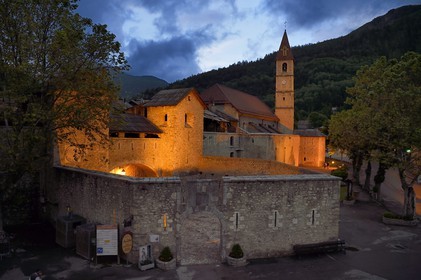 France, Alpes-de-Haute-Provence (04), Parc National du Mercantour et la vallée du Haut-Verdon, Colmars-les-Alpes fortifiée par Vauban à la fin du XVIIe siècle, muraille de la Porte de France et église Saint-Martin