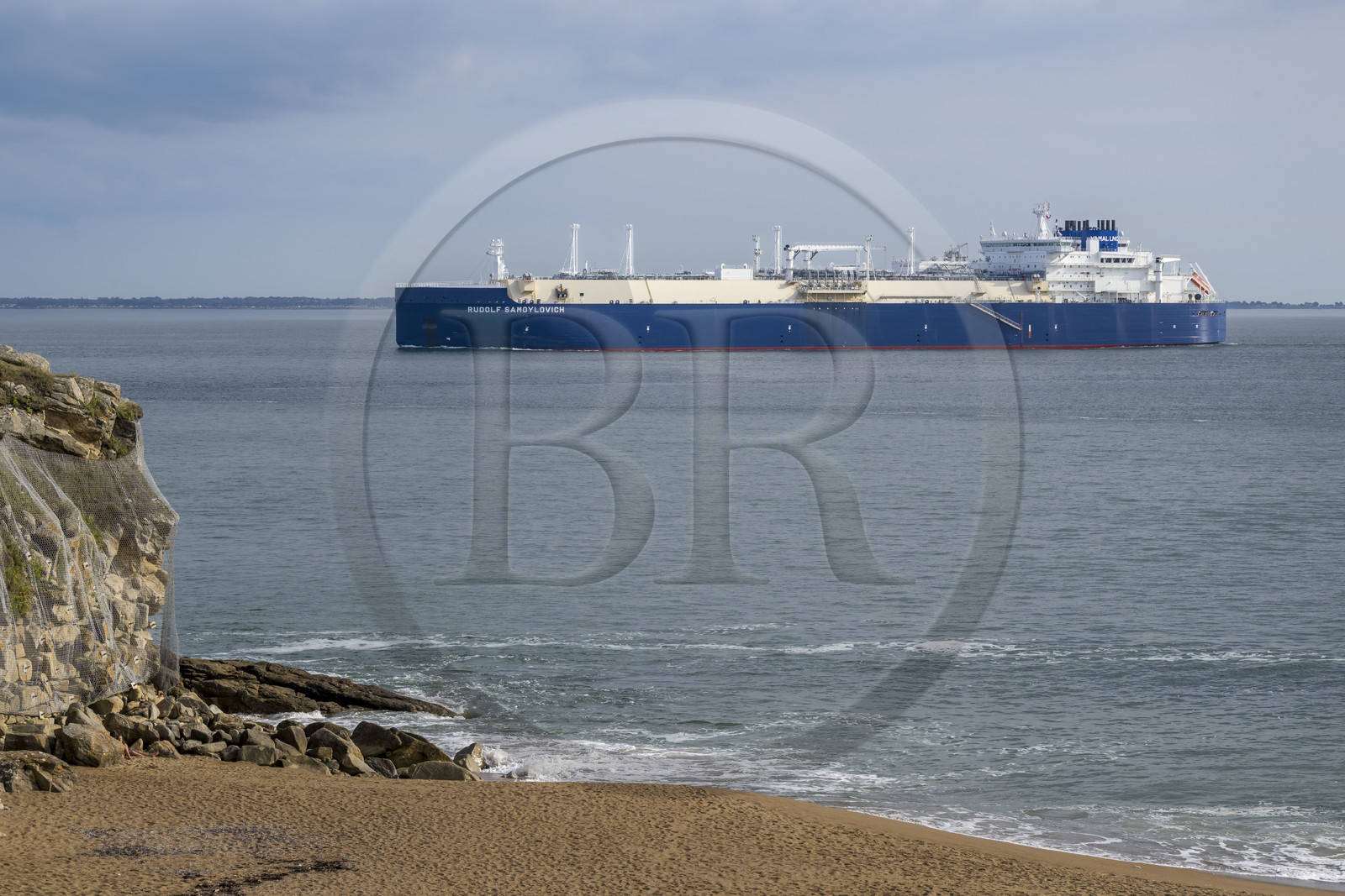 France, Loire-Atlantique (44), Estuaire de la Loire, Saint-Nazaire, plage de la Courance à Saint-Marc-sur-Mer, un méthanier entrant dans l'estuaire de la Loire en arrière plan
