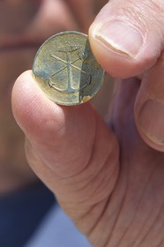 France, Bouches-du-Rhône (13), Marseille, Parc National des Calanques, Archipel des Iles du Frioul, Ile Ratonneau, pièce de monnaie locale frappée par les propriétaires de la carrière et valable uniquement sur le frioul