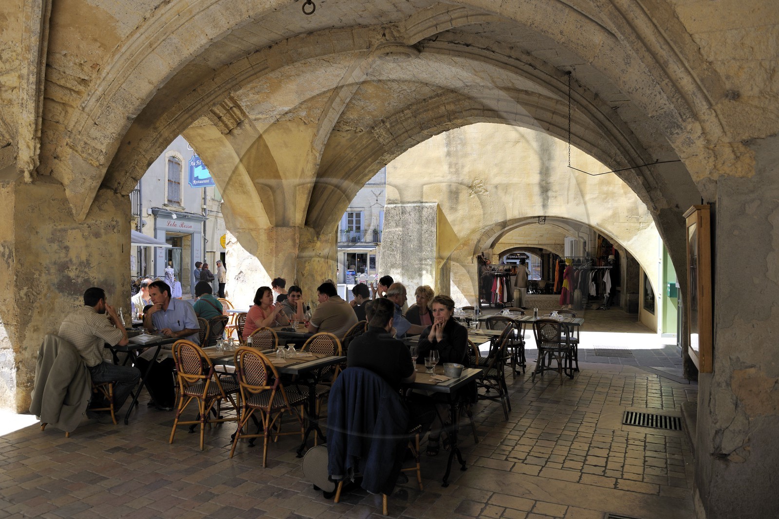 France, Gard (30), Uzès, restaurant sous les arcades de la place Dampmartin