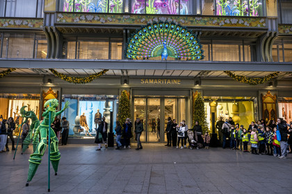 France, Paris (75), le grand magasin de La Samaritaine pendant les fêtes de Noël, réalisations de Thoiry Lumières Sauvages dans les vitrines de la facade