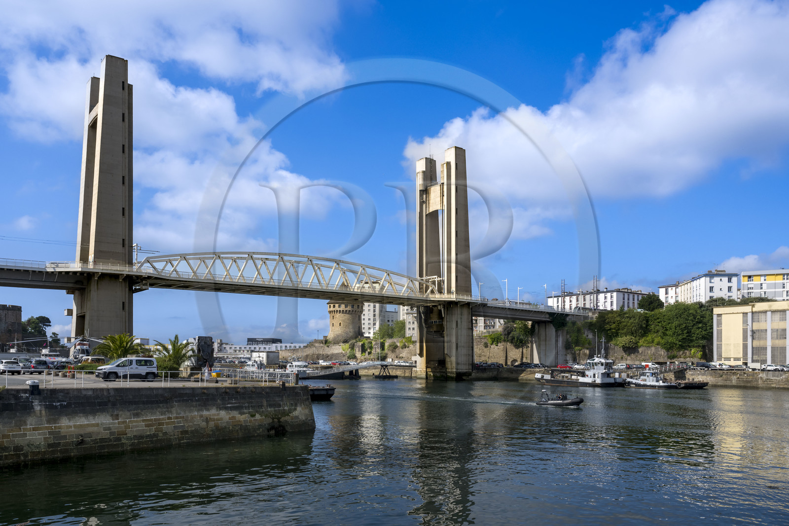 France, Finistère (29), Brest, l'arsenal, le port militaire est une base navale de la Marine nationale, le pont de Recouvrance passe au dessus de la rivière Penfeld et la Tour de la Motte-Tanguy en arrière plan