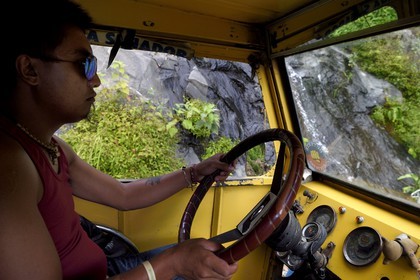 Philippines, province d'Ifugao, région de Banaue, jeepney (jeep allongée pour le transport de passagers) progressant sur une piste de montagne vers Cambulo