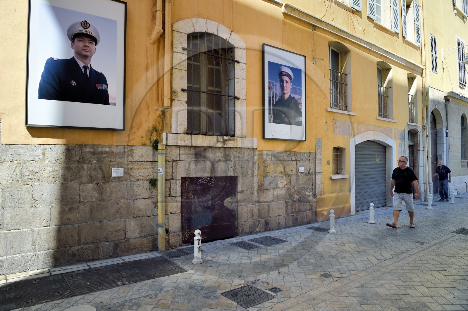 France, Var (83), Toulon, quartier du petit Chicago dans la rue Pierre Semard alias la rue des Arts, exposition de photographies de Daragh Soden dans la rue