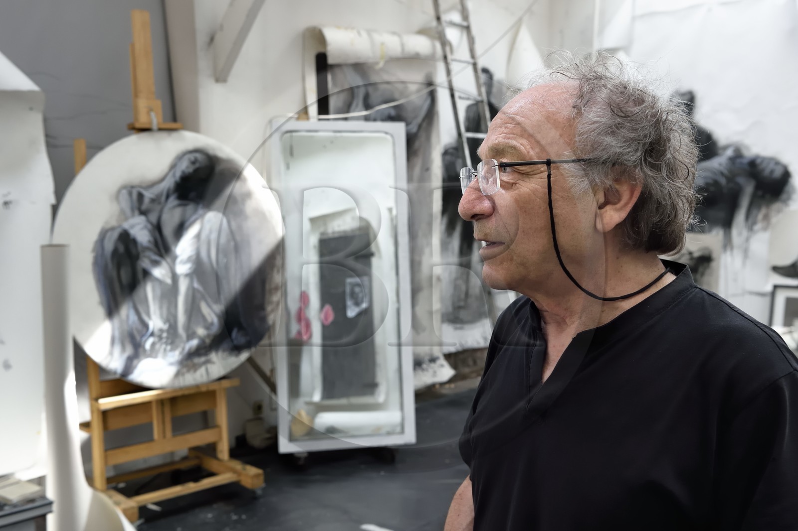 France, Ivry-sur-Seine (94), l'artiste plasticien Ernest Pignon-Ernest dans son atelier