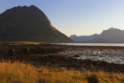 Norvège, Nordland, Iles Lofoten, montagnes de l'Ile de Moskenes vues depuis Flakstadoy