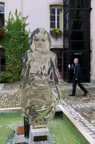 France, Vosges (88), Epinal, sculpture l'esprit de la photo de Bougeard dans l'hôtel de ville