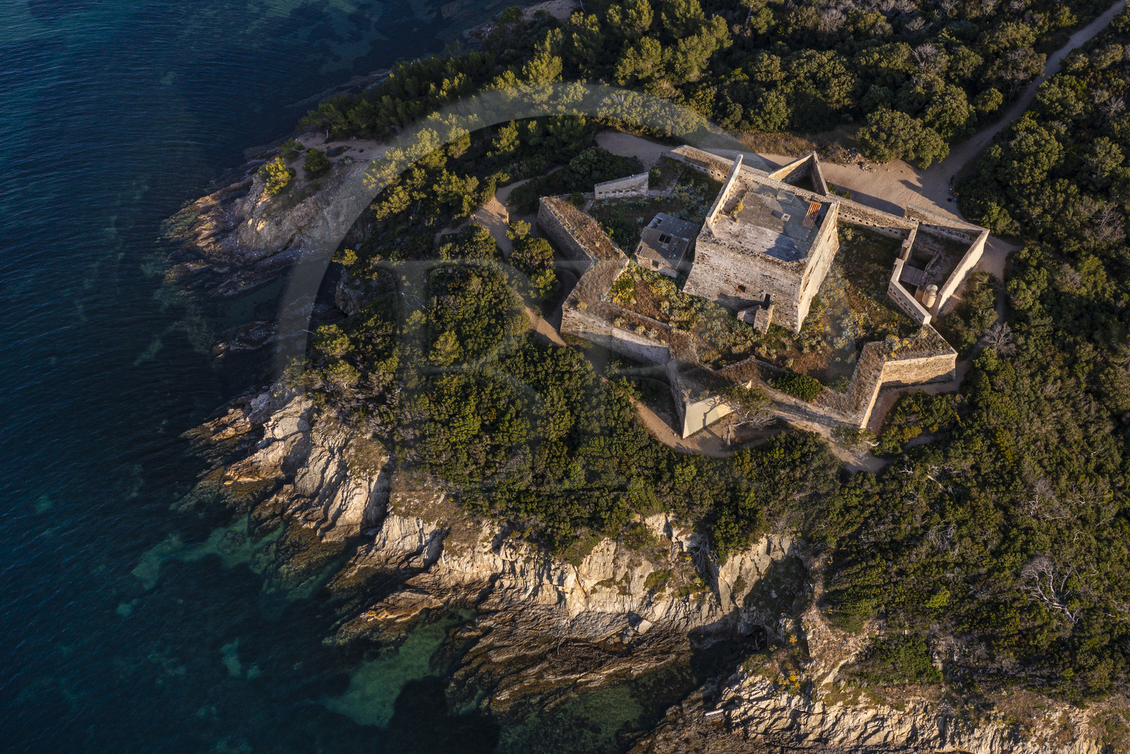 France, Var (83), Iles d'Hyères, parc national de Port Cros, Ile de Porquerolles, le Fort de l'Alycastre avec un mur d'enceinte extérieur en étoile (vue aérienne)