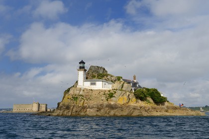 France, Finistère (29), baie de Morlaix, Carantec,  maison-phare de l'Ile Louet (aussi une maison d'hôtes en saison estivale) et le château du Taureau construit par Vauban au XVIIe siècle
