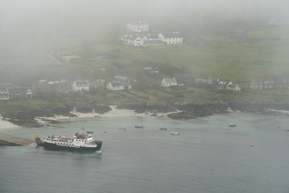 Royaume-Uni, Ecosse, Highland, Hébrides intérieures, Ile de Iona face à l'Ile de Mull, ferry accostant à Baile Mor (vue aérienne)