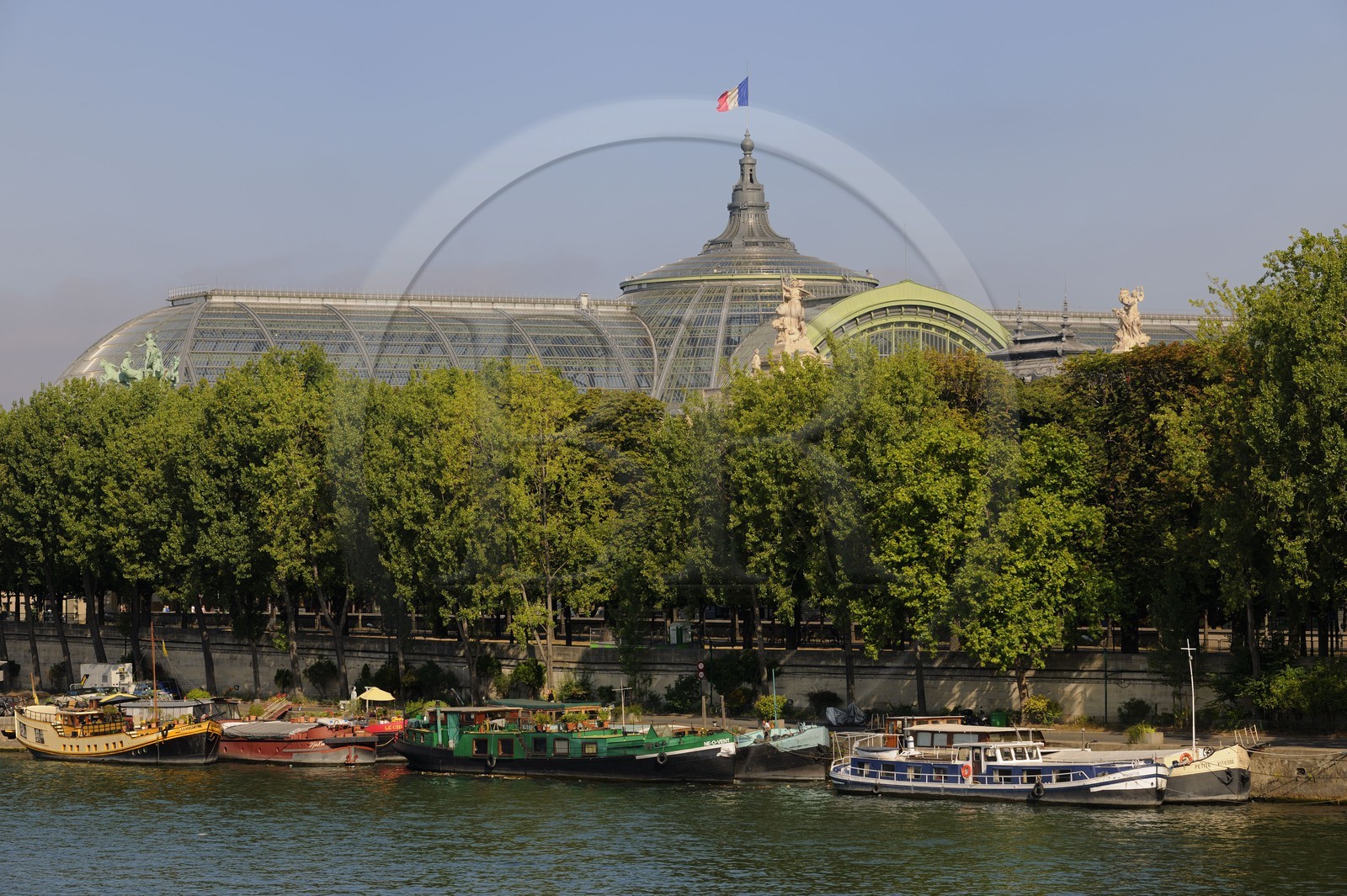 France, Paris (75), les rives de la Seine classées Patrimoine Mondiale de l'UNESCO, port des Champs-Elysées sous le Grand Palais