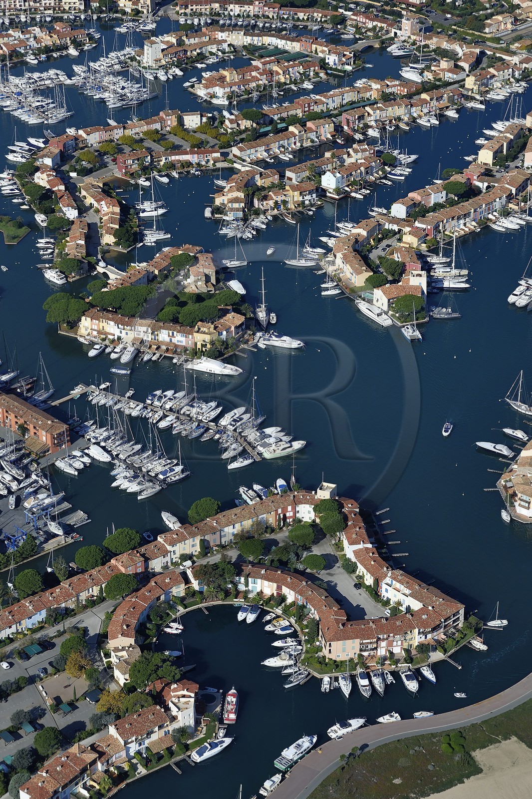 France, Var (83), golfe de Saint-Tropez, la cité lacustre de Port-Grimaud (vue aérienne)