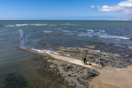 France, Vendée (85), Saint-Hilaire-de-Riez, cyclistes sur une jetée à Sion-sur-Mer située sur la Cote de Lumière (vue aérienne)
