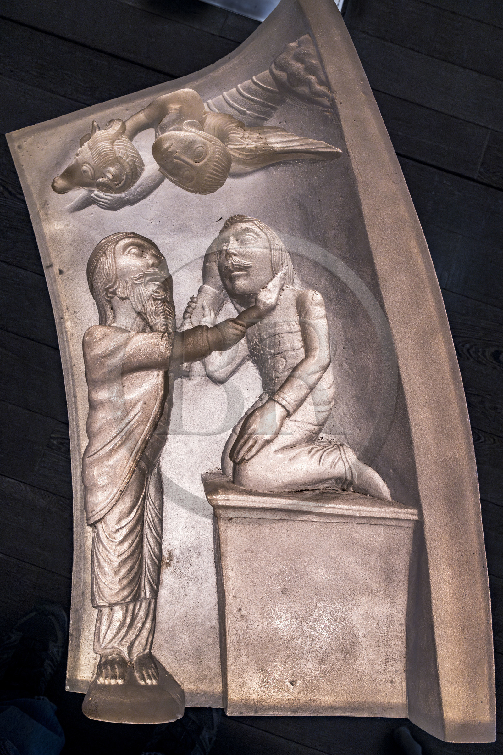 France, Vendée (85), Nieul-sur-l'Autise, Abbaye royale Saint-Vincent, salle des chapiteaux, reproduction d'un chapiteau en résine translucide, Abraham s'apprétant à immoler Issac lorsque apparait un ange apportant un bélier à sacrifier à sa place