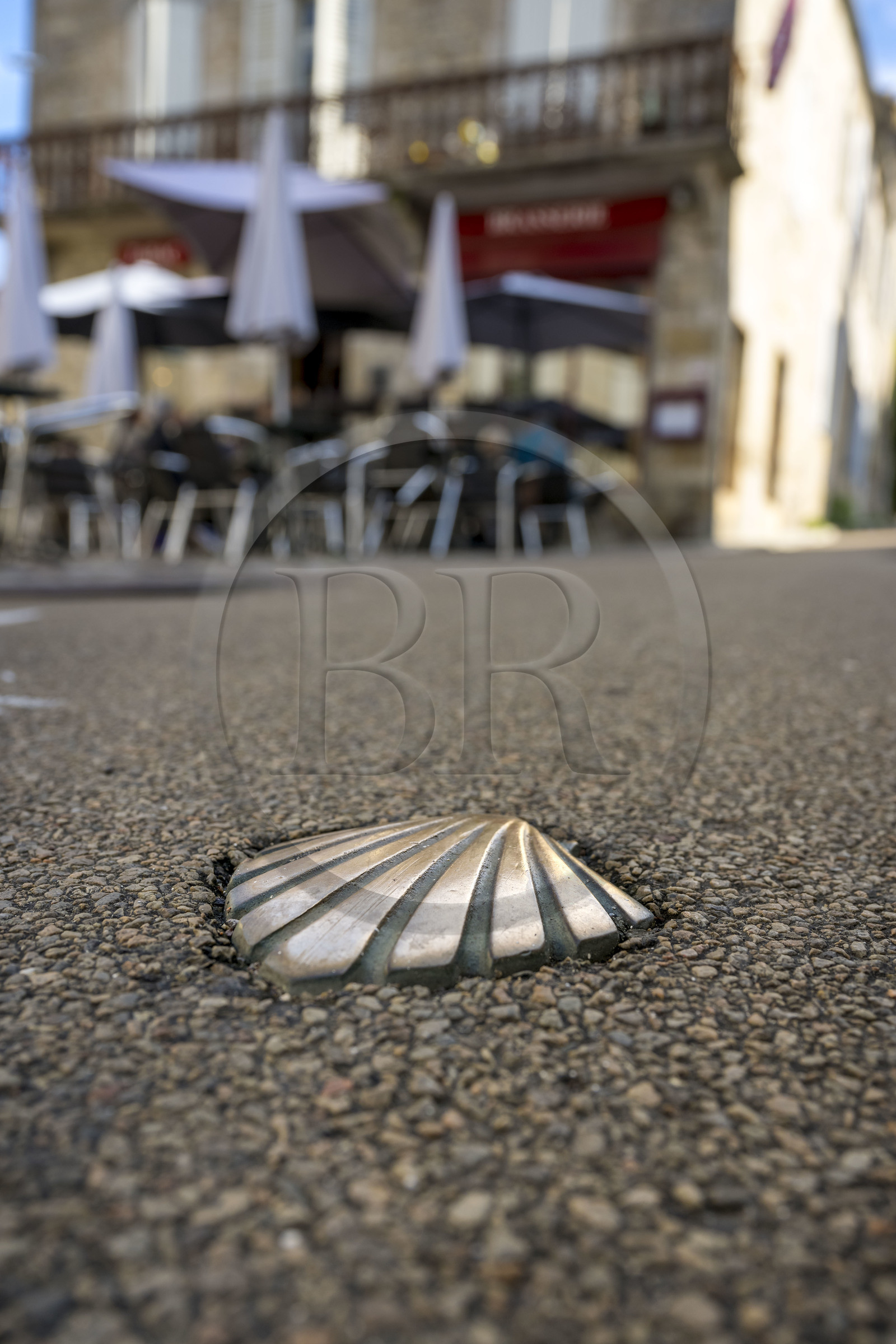 France, Yonne (89), parc naturel régional du Morvan, Vézelay, classé au Patrimoine Mondial de l'UNESCO, labellisé Les Plus Beaux Villages de France, point de départ de l'une des principales voies de pèlerinage de Saint-Jacques-de-Compostelle, clou urbain en bronze qui balise le chemin de Saint-Jacques-de-Compostelle dans la rue principale