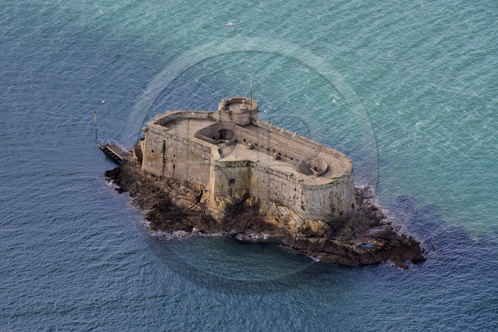 France, Finistère (29), baie de Morlaix, Carantec, le château du Taureau construit par Vauban au XVIIe siècle (vue aérienne)