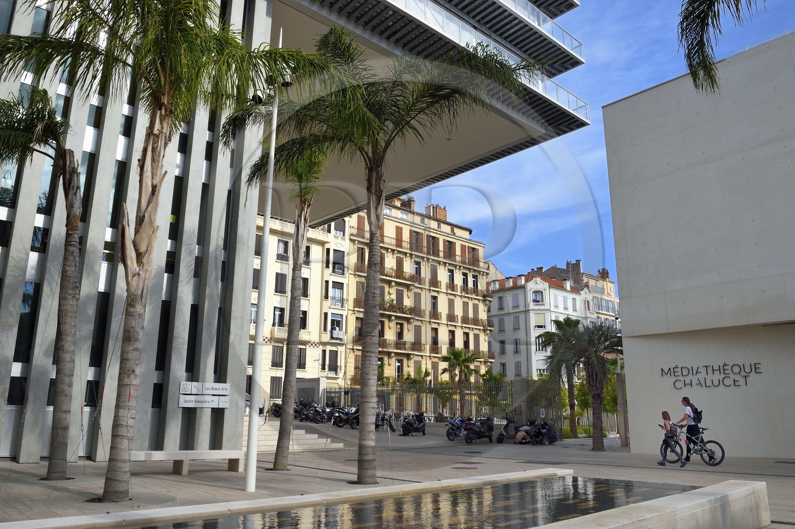 France, Var (83), Toulon, quartier Chalucet, la Maison de la Créativité abritant l'Ecole Camondo Méditerranée (Architecture d'intérieur et Design) à gauche surplombant la médiathèque Chalucet dans le Jardin Alexandre 1er