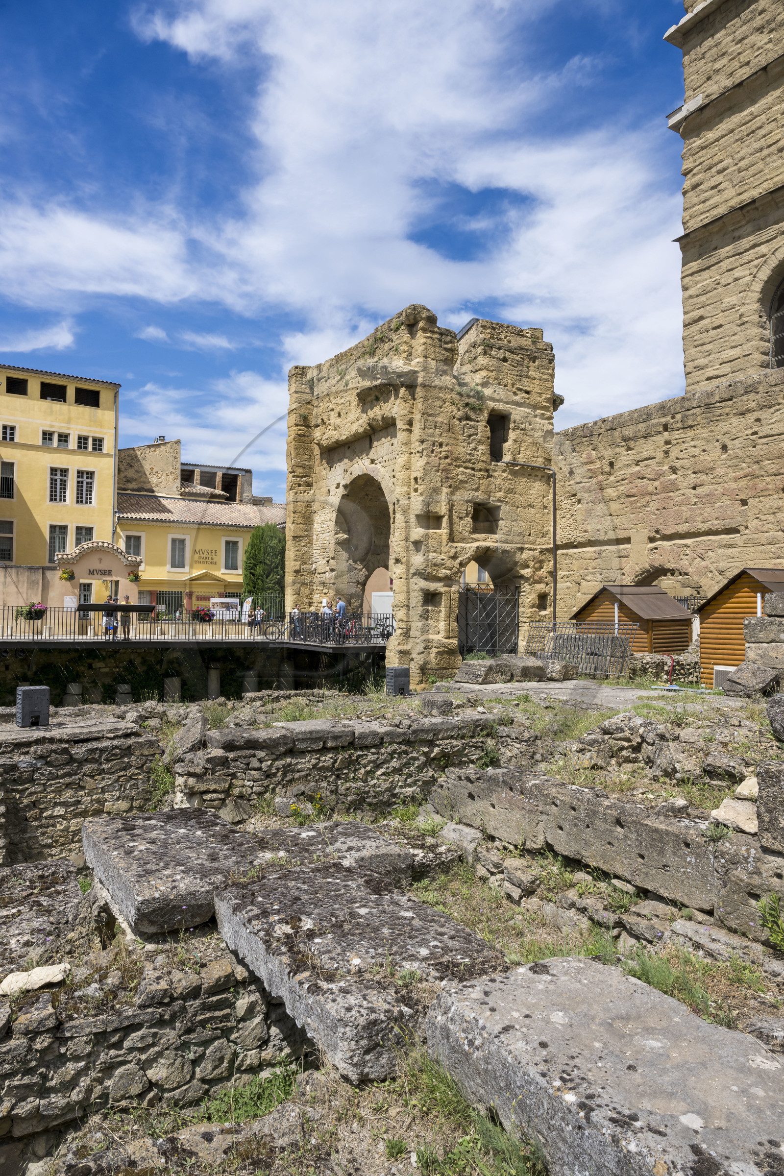 France, Vaucluse (84), Orange, emplacement du Forum en bordure du théatre et vestiges du temple impérial de la triade capitoline au pied de la colline Saint-Eutrope, classés Patrimoine Mondial de l'UNESCO