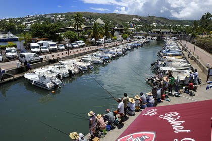 France, Ile de la Reunion, la Côte Ouest, Saint-Gilles-les-Bains, pêcheurs dans le port
