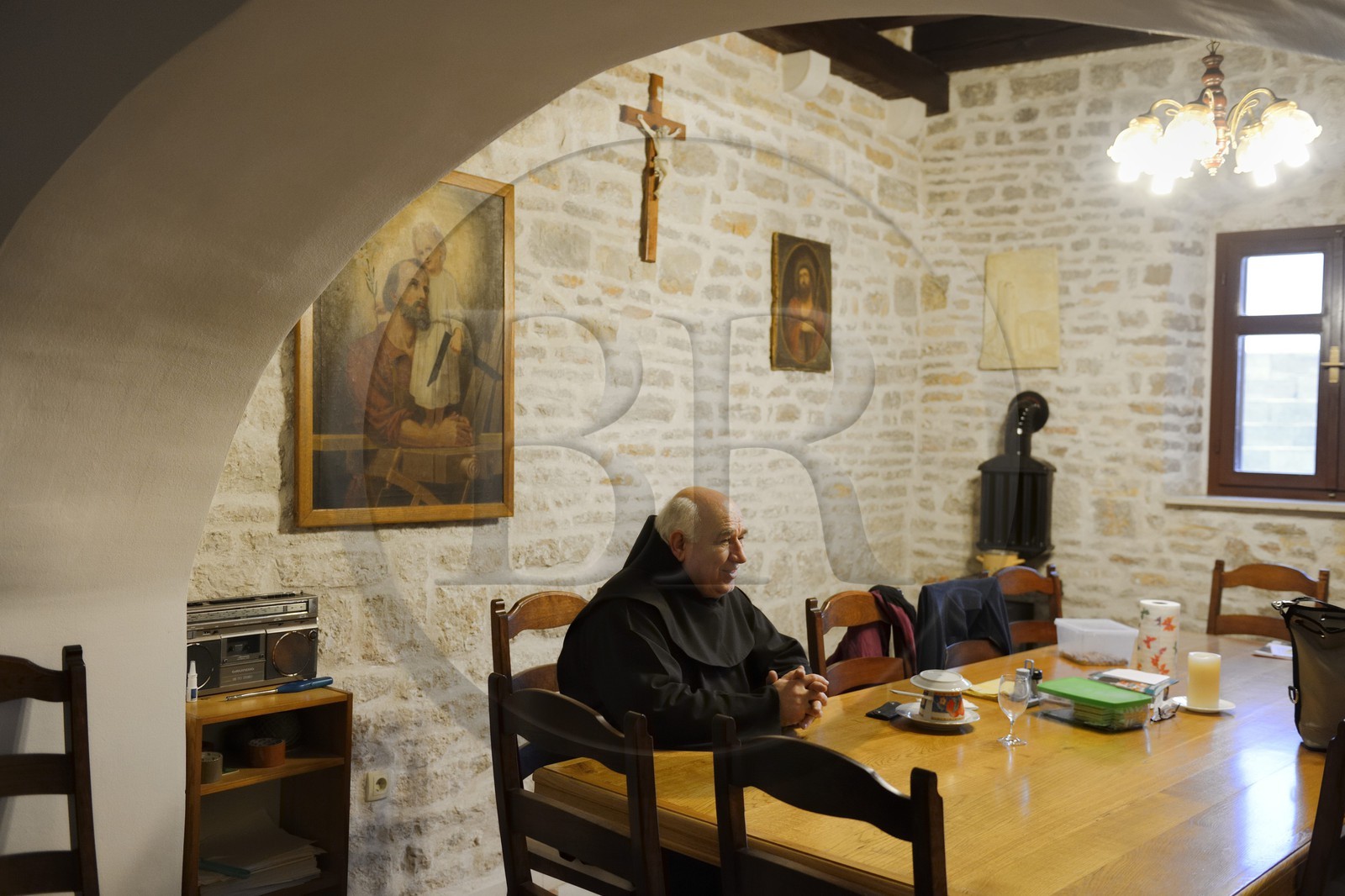 Croatie, Dalmatie, côte dalmate, Monastère franciscain de l’Ile de Krapanj en face de Sibenik, le frère et père Jean (Ivan Lelas) dans le petit refectoire
