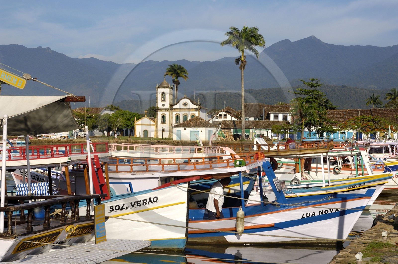 Brésil, état de Rio de Janeiro, la Costa Verde, Parati, ville coloniale fondée en 1667 pour exporter l'or brésilien, le port et l'église Santa Rita en arrière plan (Route de l'or, Estrada Real)