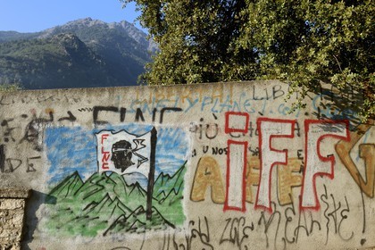 France, Haute-Corse (2B), Corte, graffitis politiques et indépendantistes avec la tête de Maure emblème de la Corse