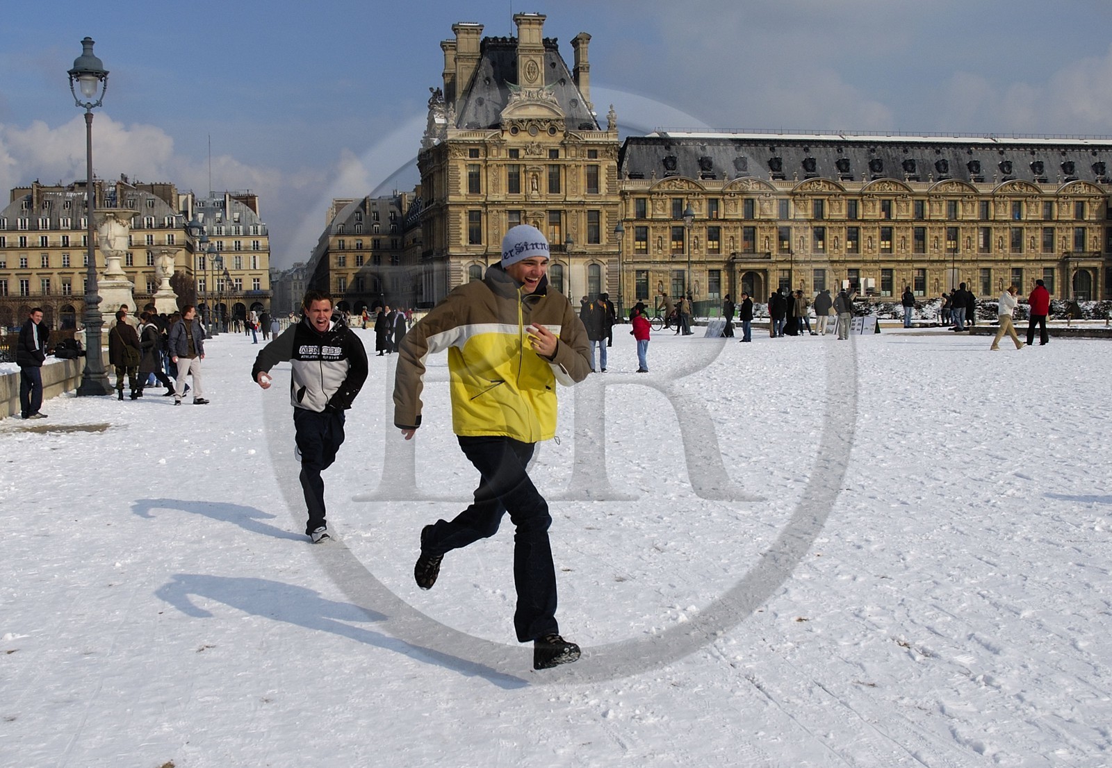 France, Paris (75), course dans la neige devant Le Louvre