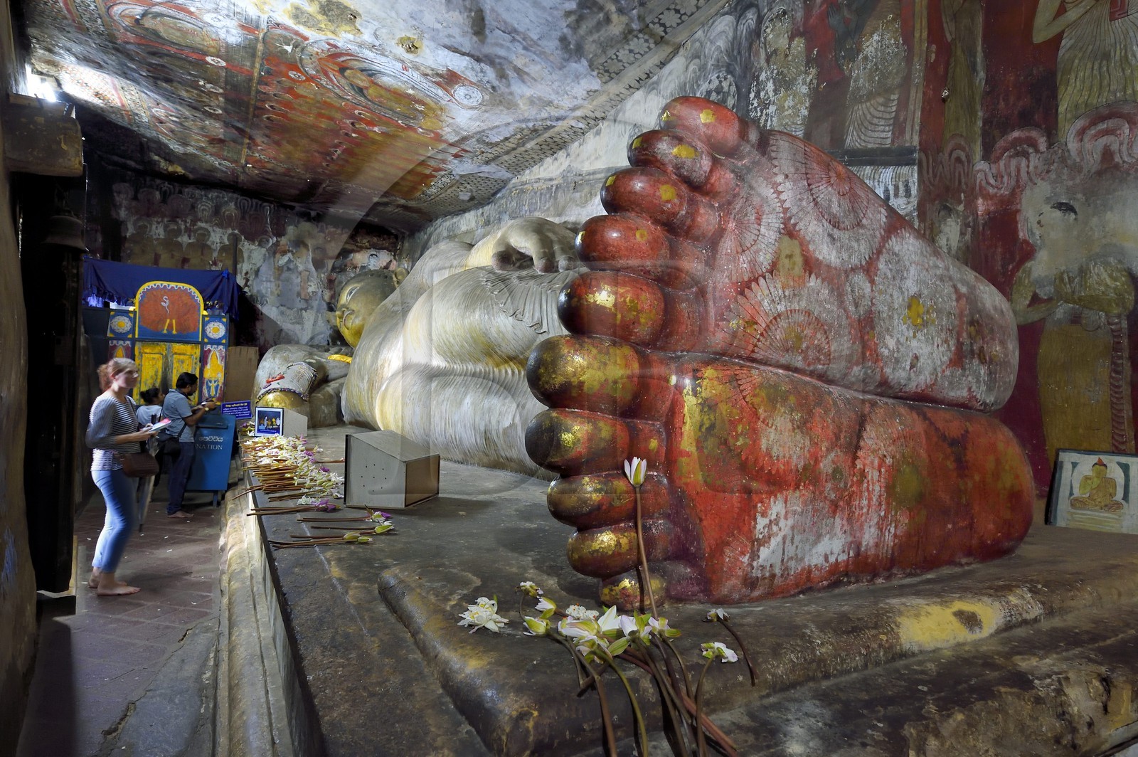 Sri Lanka, province du centre, district de Matale, Dambulla, Temple du Rocher Royal aussi appelé Ran Giri (Rocher doré) classé patrimoine mondial de l'UNESCO, la grotte n°1 Devaraja Viharaya abrite un bouddha couché de 15m de long