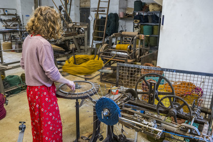 France, Drôme (26), Drôme provençale, Nyons, La Scourtinerie, dernière manufacture de scourtins de Provence, filtres traditionnels utilisés dans la fabrication de l'huile d'olive mais conçus aussi aujourd'hui comme objets de décoration en fibre de coco, fabrication de scourtins dans leur atelier sur des appareils à tisser circulaires faits sur mesure