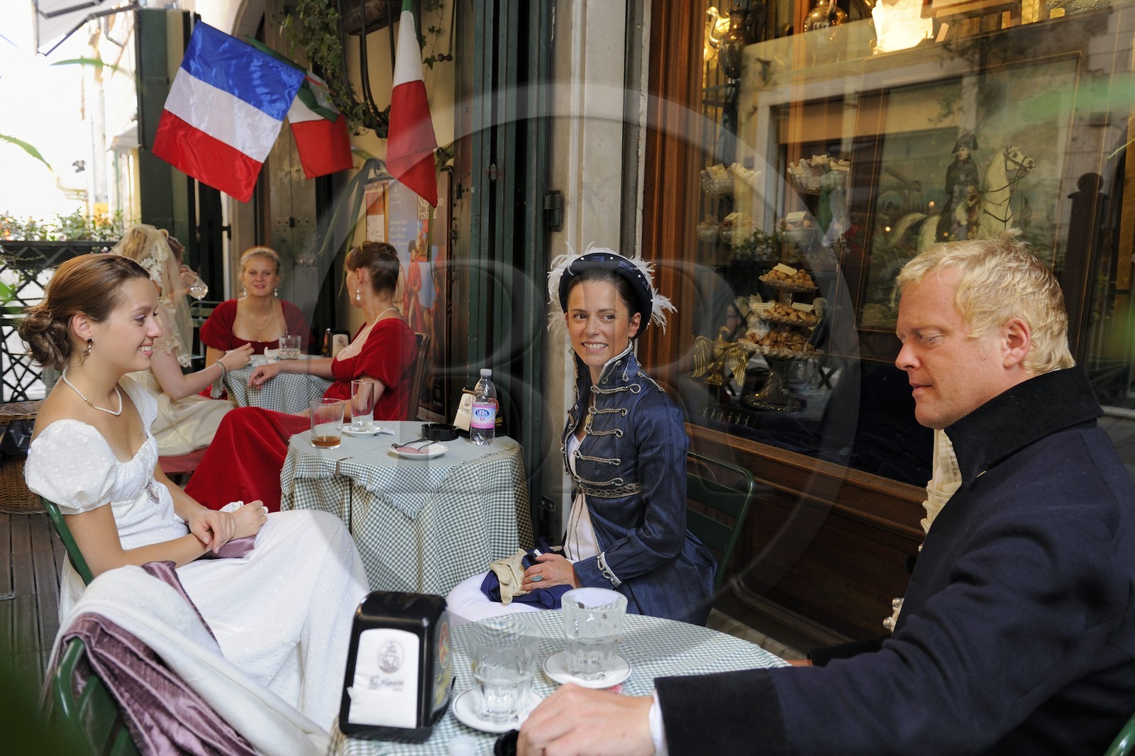 Italie, Ligurie, Sarzana, Napoleon Festival, figurants en costumes à une terrasse de Café via Mazzini