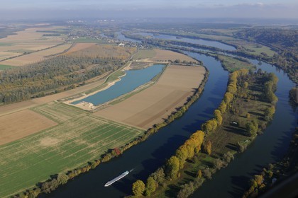 France, Eure (27), péniche sur la Seine vers Heudebouville, ile de Lormais (vue aérienne)