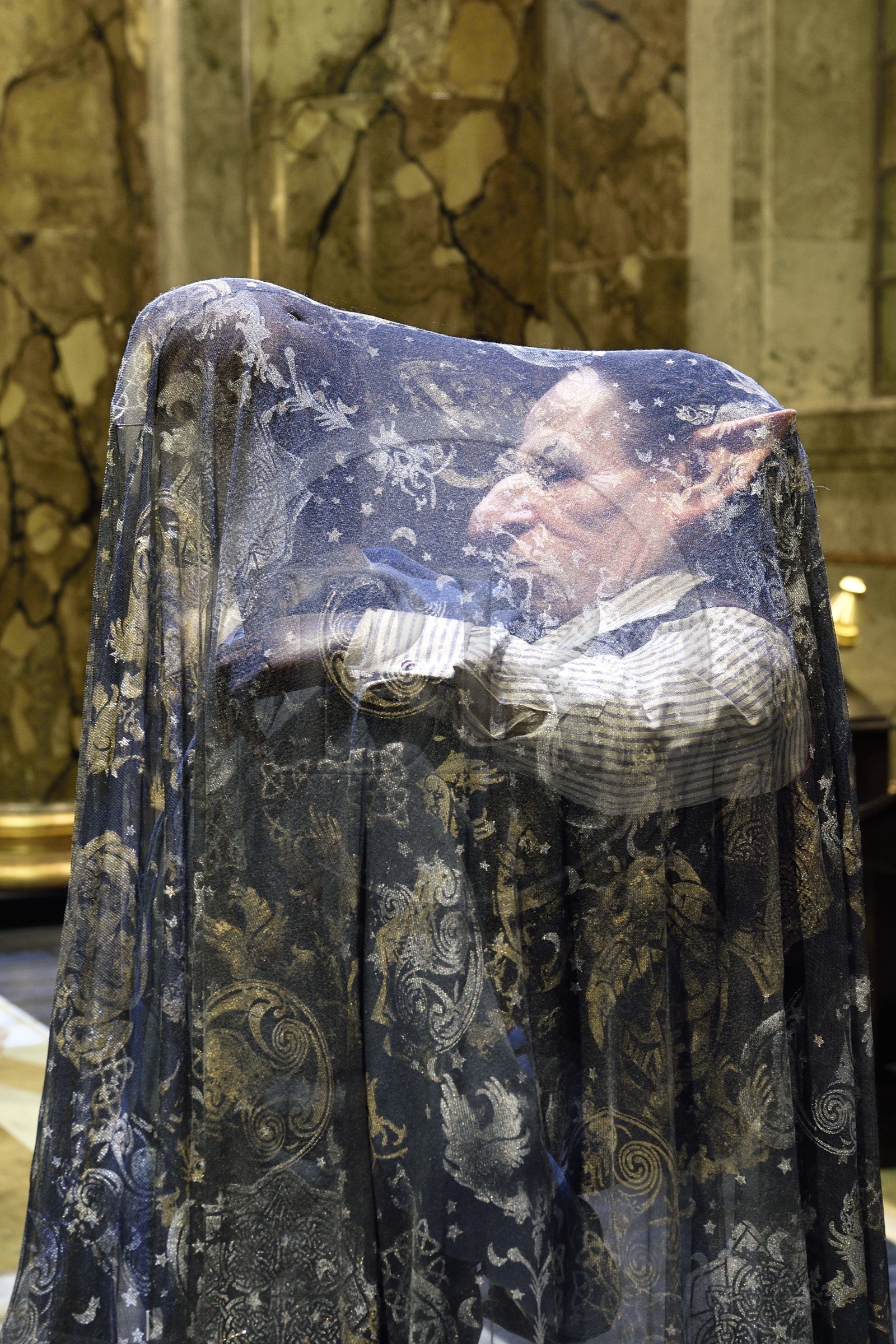 Royaume-Uni, Hertfordshire, Leavesden, Leavesden Film Studios, Harry Potter Studio Tour London, les coulisses du tournage des 8 films de Harry Potter, Gringotts, la banque des sorciers gardée par les Gobelins, Harry Potter et Griphook sous la cape d'invisibilité