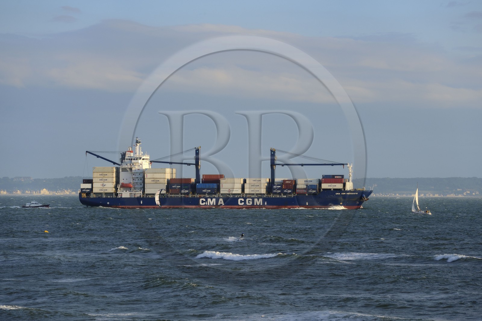 France, Seine-Maritime (76), Le Havre, kitesurfing devant la grande plage et non loin du passage des grands porte-containers