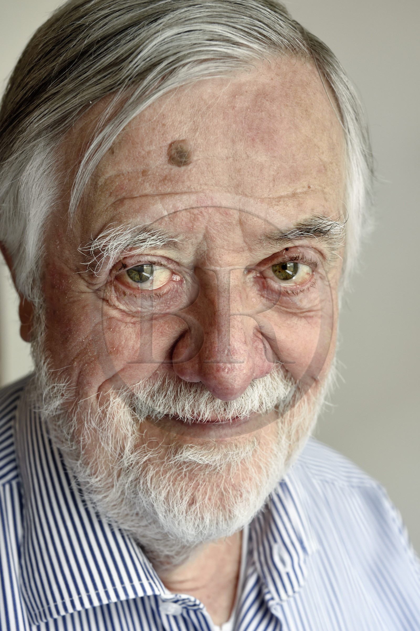 France, Paris (75), le paléontologue et paléoanthropologue Yves Coppens, professeur émérite au Collège de France, au bureau de son domicile parisien