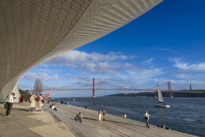 Portugal, Lisbonne, quartier de Belem, MAAT (Musée d'Art, Architecture et Technologie ou Museu de Arte, Arquitetura e Tecnologia) sur les bords du Tage, inauguré en 2016 et conçu par l'architecte britannique Amanda Levete, le pont Ponte 25 de Abril en arrière plan