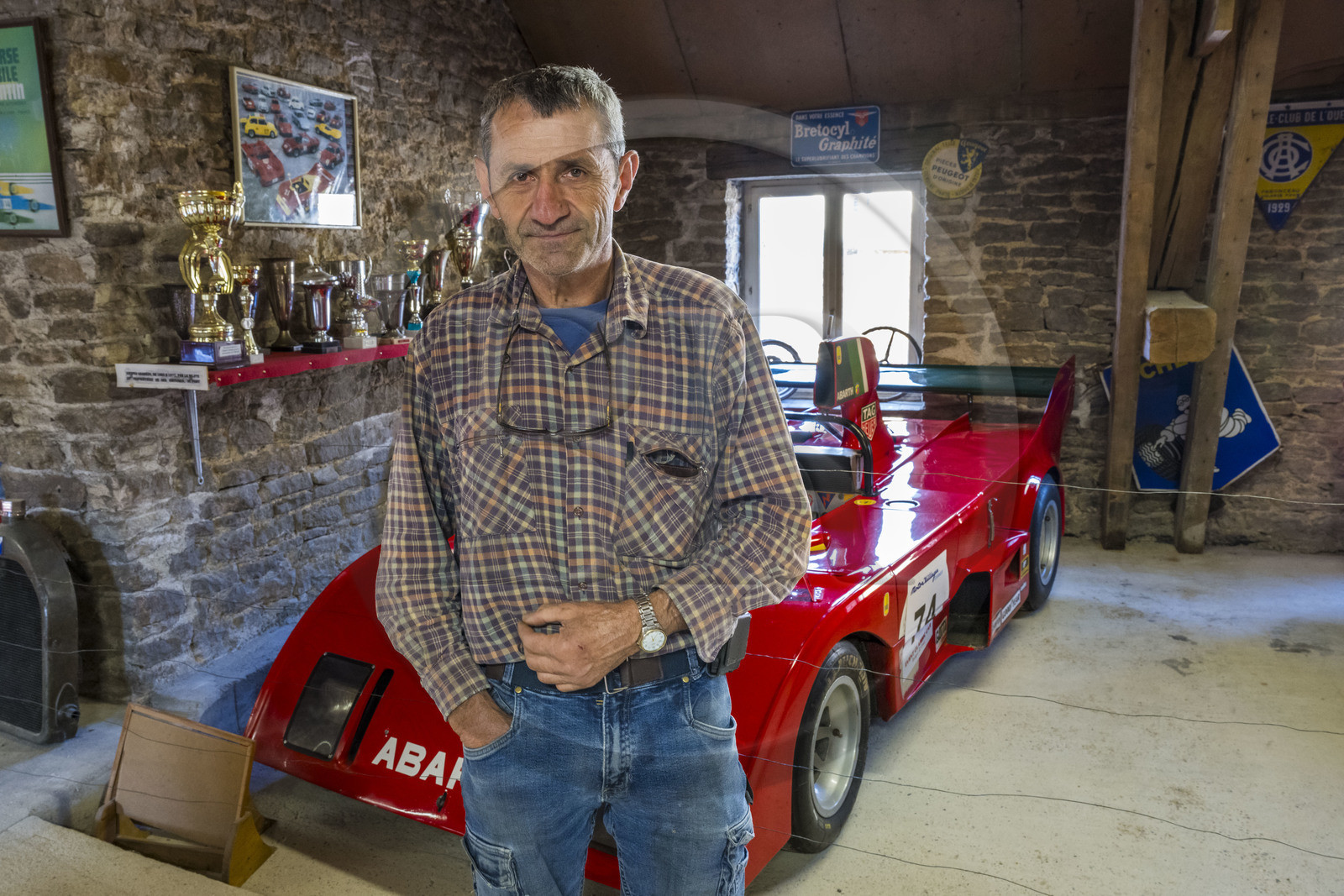 France, Côte-d'Or (21), Côte de Beaune, Savigny-les-Beaune, le chateau avec les musées et collections avions de chasse, voitures de course Abarth, motos, tracteurs enjambeurs, maquettes, camions de pompiers, Christophe Pont qui gère le domaine et les musées avec sa fille Marie