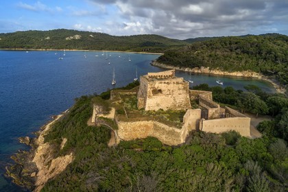 France, Var (83), Iles d'Hyères, parc national de Port Cros, Ile de Porquerolles, le Fort de l'Alycastre avec un mur d'enceinte extérieur en étoile