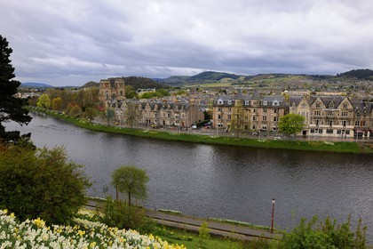 Royaume-Uni, Ecosse, région des Highlands, Inverness, les bords de la rivière Ness et la cathédrale