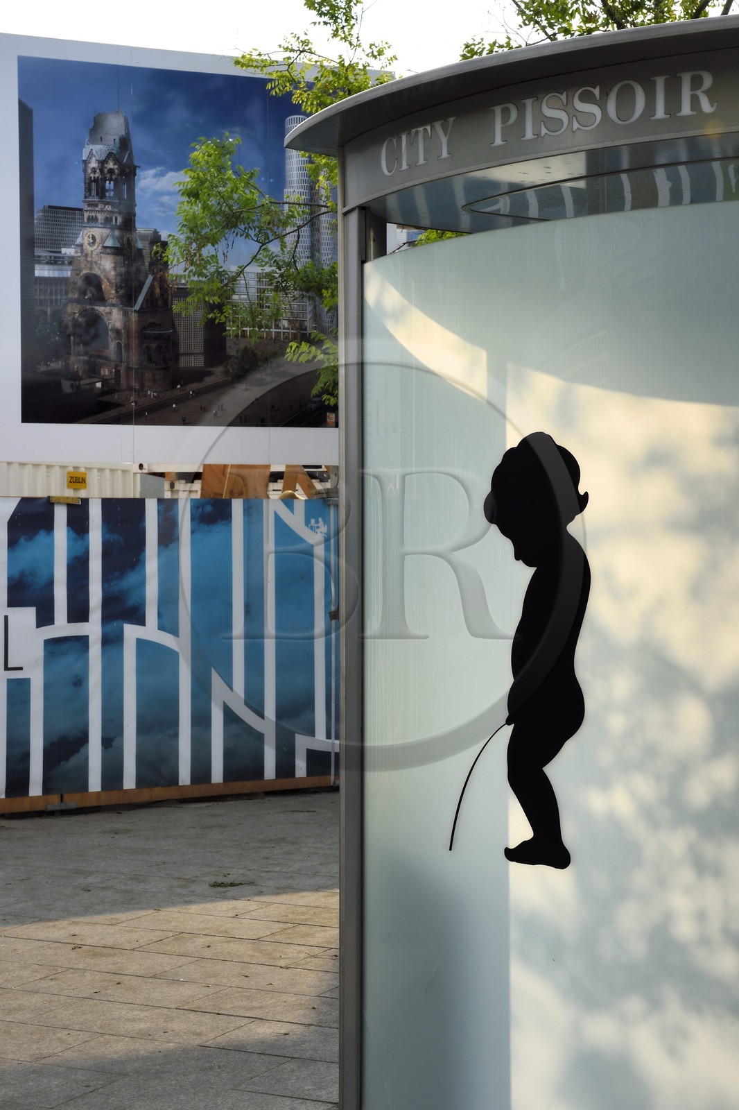 Allemagne, Berlin, quartier Tiergarten, Breitscheidplatz, urinoir et Kaiser-Wilhelm-Gedächtniskirche (église du Souvenir de l'Empereur Guillaume)